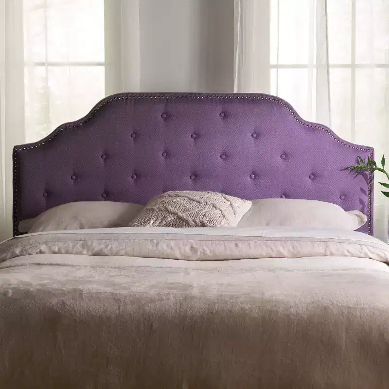 Tête de lit capitonnée Luella avec clous décoratifs – Grand lit/Très grand lit