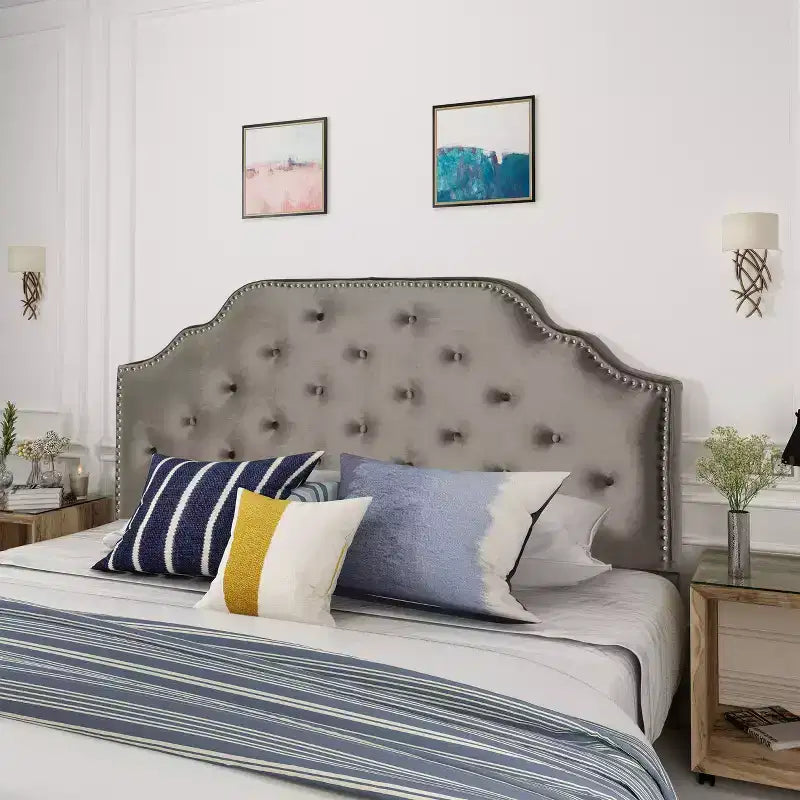 Tête de lit capitonnée Luella avec clous décoratifs – Grand lit/Très grand lit
