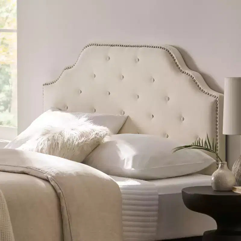 Tête de lit capitonnée Luella avec clous décoratifs – Grand lit/Très grand lit