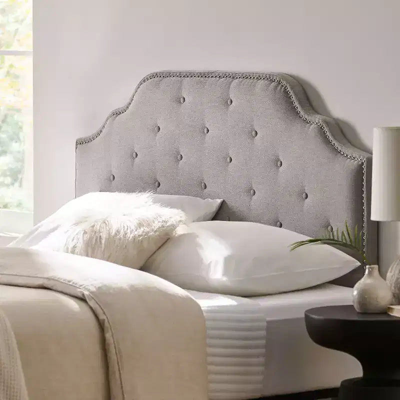 Tête de lit capitonnée Luella avec clous décoratifs – Grand lit/Très grand lit