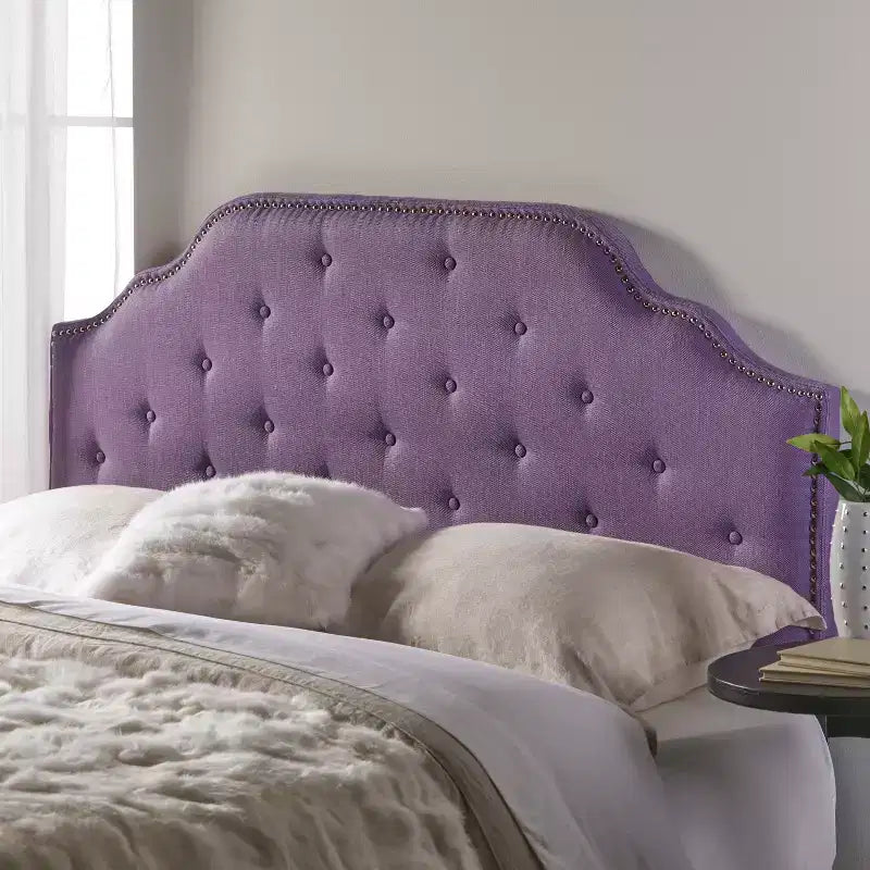 Tête de lit capitonnée Luella avec clous décoratifs – Grand lit/Très grand lit