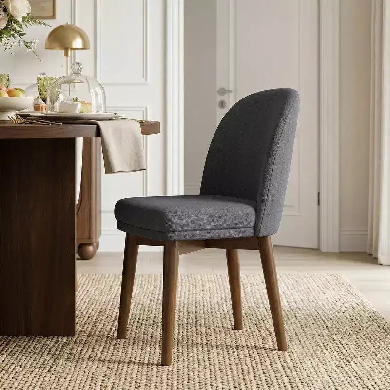Table à manger ronde de style Mid-Century avec plateau en placage de noyer, piétement croisé en bois massif et chaises en lin avec pieds en bois massif.
