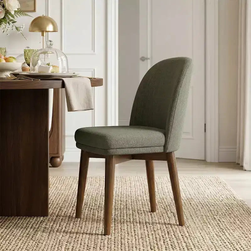 Table à manger ronde de style Mid-Century avec plateau en placage de noyer, piétement croisé en bois massif et chaises en lin avec pieds en bois massif.