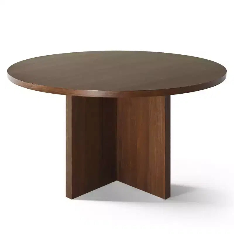 Table à manger ronde de style Mid-Century avec plateau en placage de noyer, piétement croisé en bois massif et chaises en lin avec pieds en bois massif.