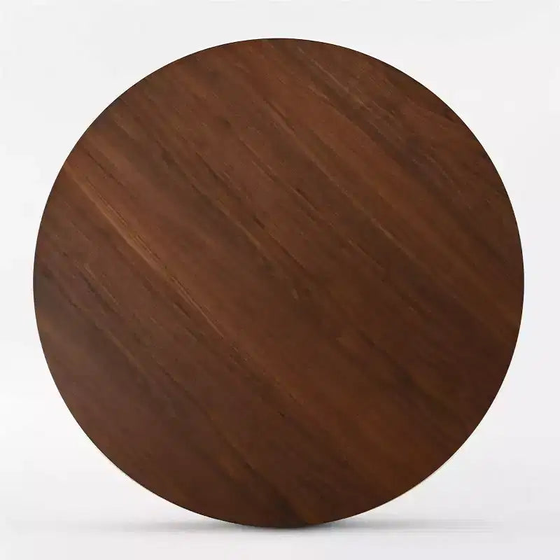 Table à manger ronde de style Mid-Century avec plateau en placage de noyer, piétement croisé en bois massif et chaises en lin avec pieds en bois massif.