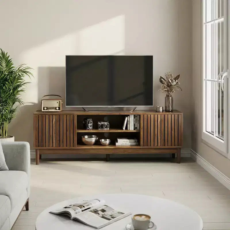 Meuble TV moderne en bois 55 pouces Rajesh avec étagères ouvertes et trou passe-câbles