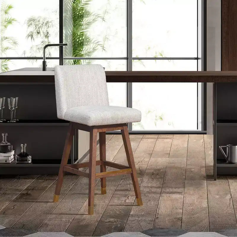 Tabouret de bar pivotant Basila en bois avec finition en tissu