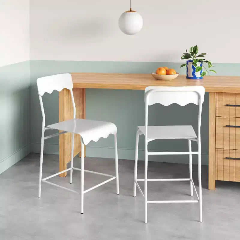 Tabouret de bar en métal ondulé de 24 po de hauteur de comptoir avec repose-pieds